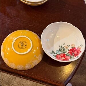 Pioneer Woman “Vintage Floral” Pattern Circa 2018 Serving Bowls Lot of 2